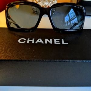 Chanel Paris CC logo 5076H sunglasses, Black